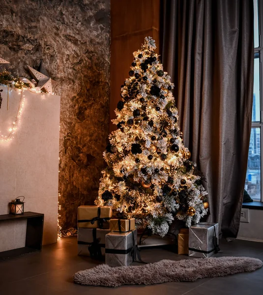 Noël Nouvel An intérieur avec loft studio de conception décoré sapin avec des guirlandes boules et des boîtes cadeaux image horizontale — Photo