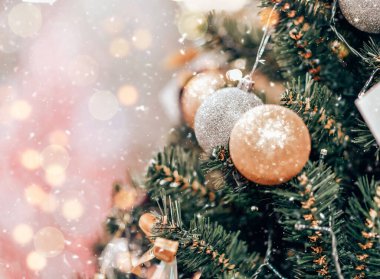 Noel süslemeleri ya da yeni yıl ağacı, ışık ve karla kaplı bulanık ışıl ışıl ve peri arkaplanı