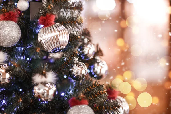 Natale decorato o abete nuovo anno su con luce e neve su sfondo sfocato scintillante e fata — Foto Stock