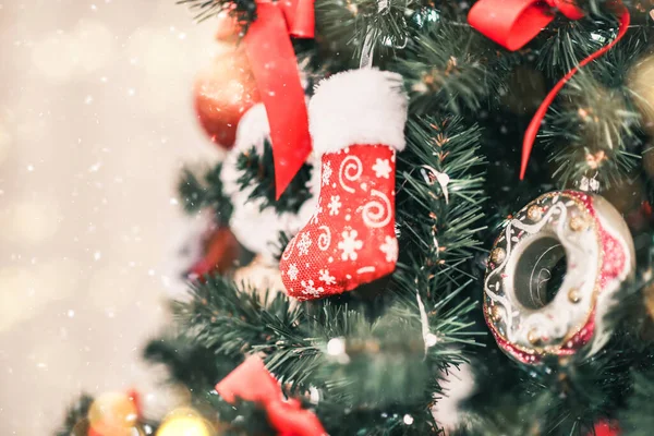 Décoré sapin de Noël ou du Nouvel An sur avec de la lumière et de la neige sur fond flou scintillant et fée — Photo