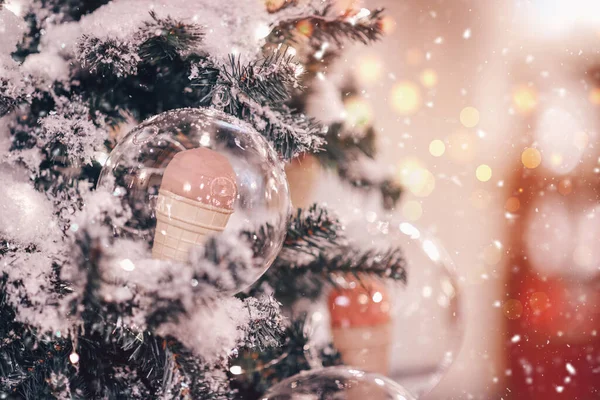 Décoré sapin de Noël ou du Nouvel An sur avec de la lumière et de la neige sur fond flou scintillant et fée — Photo
