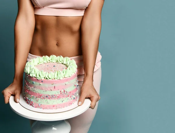Ağır doğum günü pastasına yakın çekim. Üzerinde krem rengi sutyen ve pantolon tutan kadın el ele tutuşuyor. — Stok fotoğraf