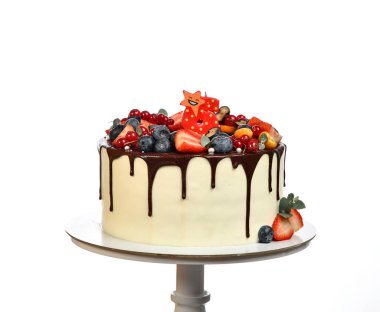 6 yaş günü pastası, çikolata damlaları ve taze meyveli ahududu böğürtlenli beyaz yaban mersini.