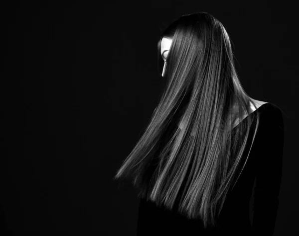 Mujer morena joven muestra su lujoso cabello largo y sano recuperado. Blanco y negro —  Fotos de Stock