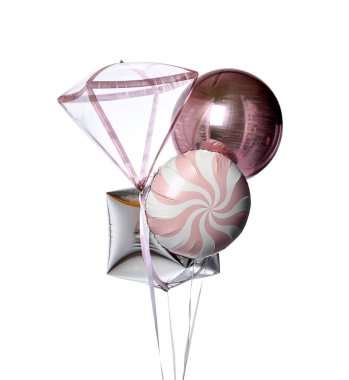 Bir sürü büyük metalik pembe şeker lolipop, gümüş hediye kutusu yuvarlak top ve doğum günü için saydam elmas balon nesneleri.