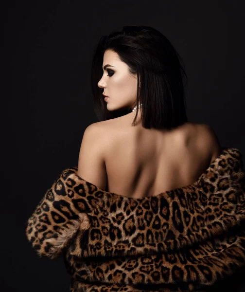 Portrait of young pretty sexy brunette woman model in leopard fur coat jacket with naked shoulders with expensive jewelry — Stockfoto