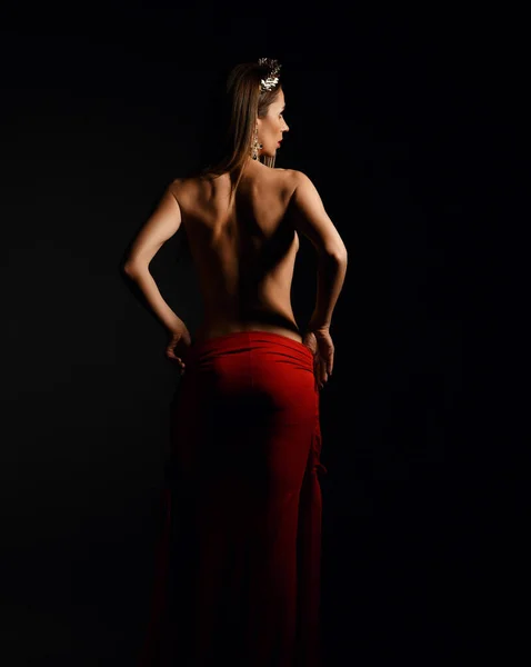 Mujer joven con joyas en la cabeza y la espalda desnuda se quita su maxi vestido apretado rojo mostrando sus líneas de cuerpo perfectas —  Fotos de Stock