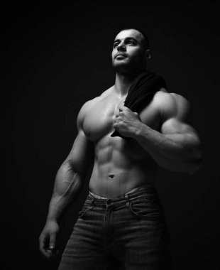 Güçlü kaslı adam, atlet, sporcu omuzunda çıplak göğsü olan ve fotokopi odasına bakan.