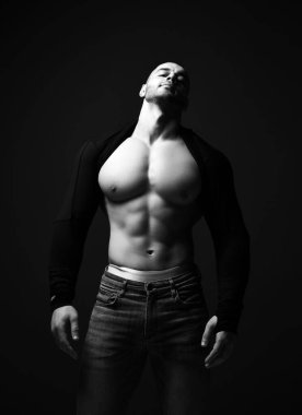 Kotlu ve iç çamaşırlı yakışıklı, vahşi erkek atletlerden oluşan kaslarıyla vücudunun üst kısımları şişmiş.