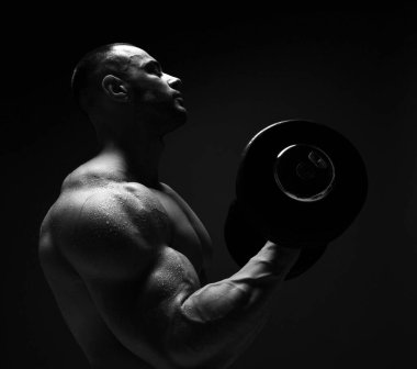 Sakin ve güçlü kaslı adamlar, vücut geliştirici, halteri kaldırma, pazılar için egzersiz yapma, yukarı bakma