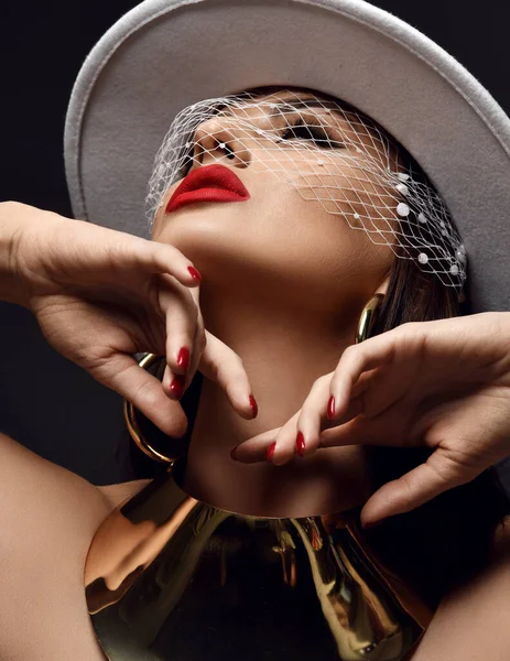 Portrait of arrogant rich naked woman with red lips wearing massive gold collar, earrings and wide-brimmed white hat — Stock Photo, Image