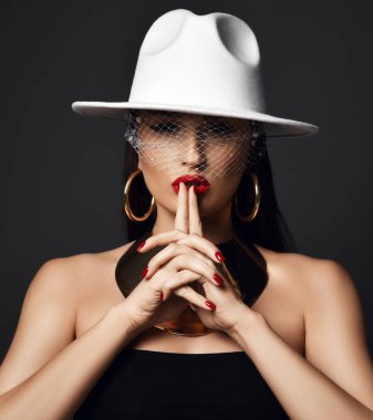 Omzundan çıkmış elbise giyen zengin kadın, altın yaka, küpe ve peçeli beyaz şapka parmaklarını dudaklarından tutuyor.