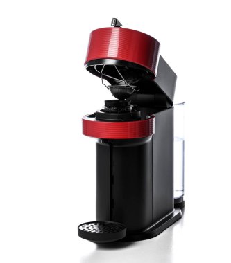 Kırmızı Espresso makinesi, beyaz kapsüllü sıcak kahve yapıyor.
