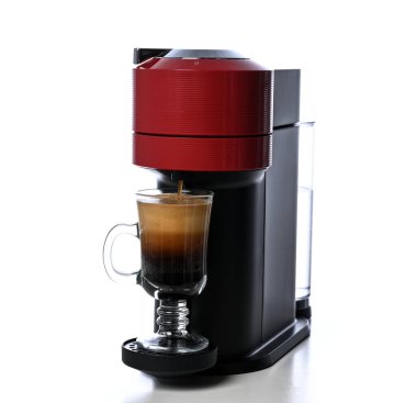 Kırmızı Espresso kahve makinesi beyaz arka planda izole edilmiş kapsüllü sıcak kahve yapıyor..