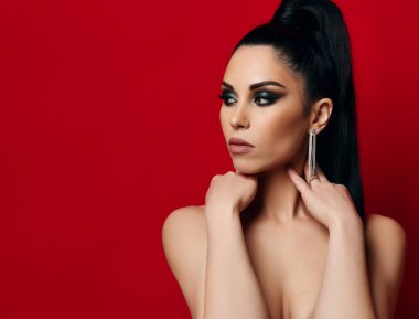 Gece makyajı, küpeleri, takı aksesuarları ve fotokopi odasına bakan muhteşem seksi esmer kadın.