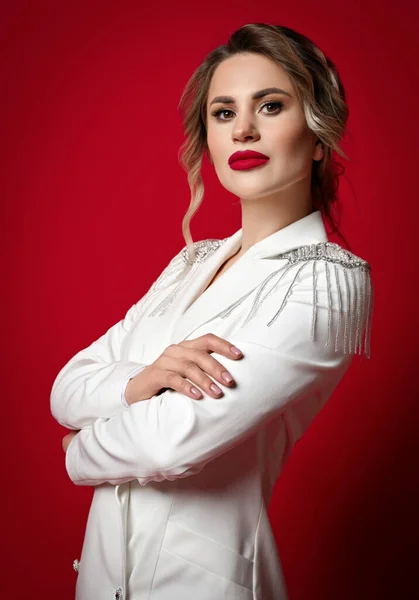 Retrato de mujer rubia noble con maquillaje permanente perfecto en chaqueta blanca de pie sosteniendo brazos cruzados en el pecho — Foto de Stock