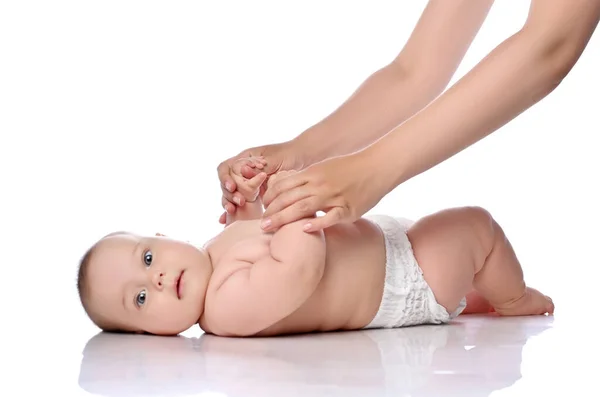 Säuglingsbaby Kind in Windel liegt auf dem Rücken bereit für Übungen, Oberkörper hebt mit Erwachsenen-Trainer. Seitenansicht — Stockfoto