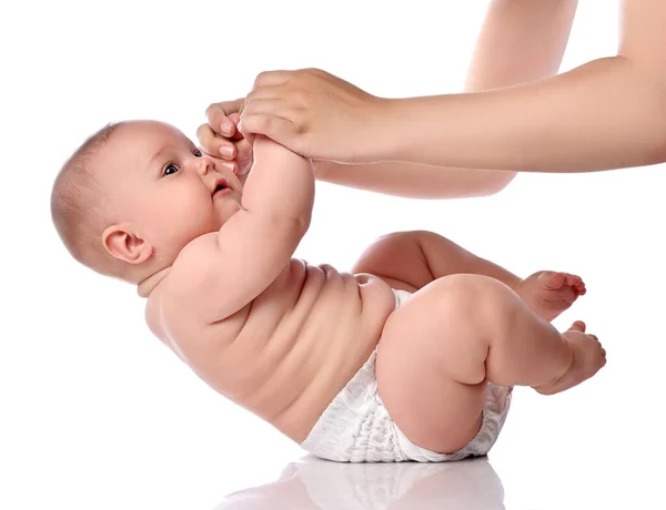 Bebek bezi takmış küçük bir kız çocuğu, yetişkin koçuyla vücut gerdirme egzersizleri yapıyor. — Stok fotoğraf