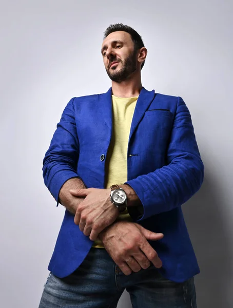 Retrato de homem maduro não raspado em jeans azul moderno, jaqueta e camiseta amarela de pé olhando para a câmera — Fotografia de Stock