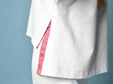 Moda takım elbiseli, kimono tarzı, kadın giyimli, yırtık desenli bir kazak. Yan görünüm