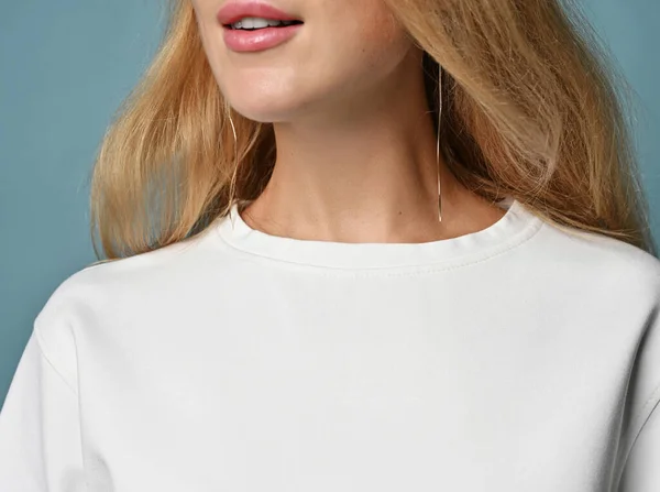 Primo piano di spalle, collo e viso di donna sexy in alto, t-shirt guardando da parte — Foto Stock