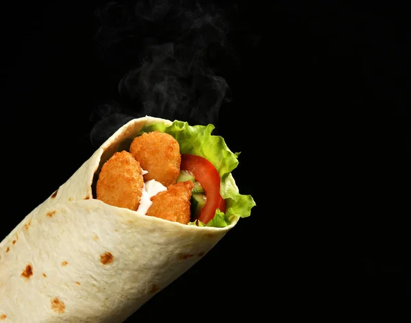 Rolo de embrulho de tortilla clássico com pepitas e legumes, tomate, alface em preto — Fotografia de Stock