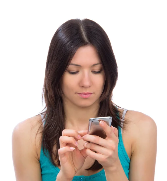 Donna che legge digitando sms invio SMS messaggio di testo mobile — Foto Stock