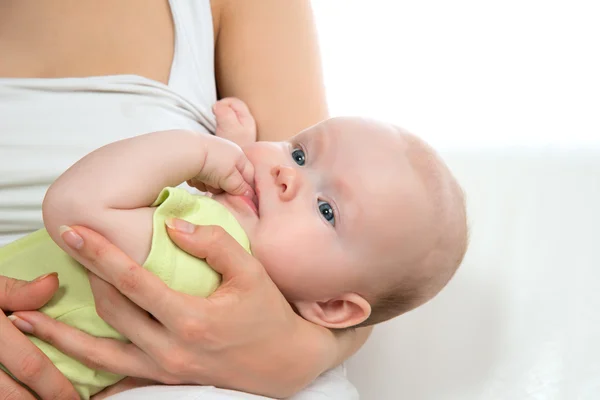 Holding, ellerinin üzerinde yatan kız bebek bebek çocuk anne — Stok fotoğraf