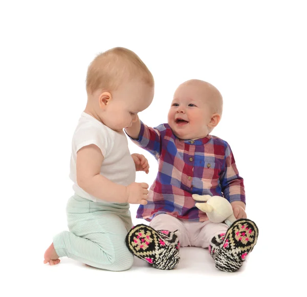 Oturan bebek çocuk bebek kızlar küçük çocuklar ve mutlu oynarken smili — Stok fotoğraf