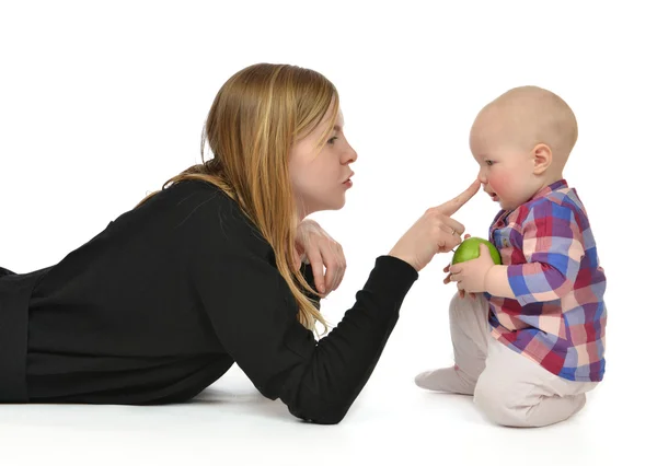 Mutter berührt Nase des Säuglings Kind Baby Mädchen Kleinkind lächelnd — Stockfoto