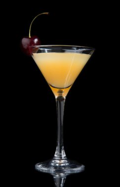 Sarı kokteyl kiraz martini kokteyl cam ile süslenmiş.