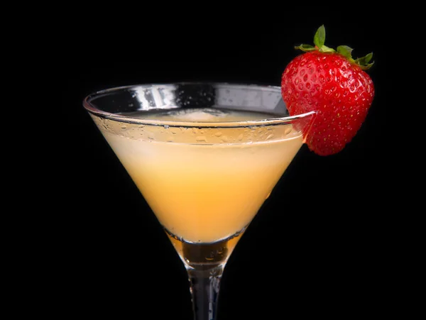 Bebida de cocktail martini amarelo decorada com morango — Fotografia de Stock