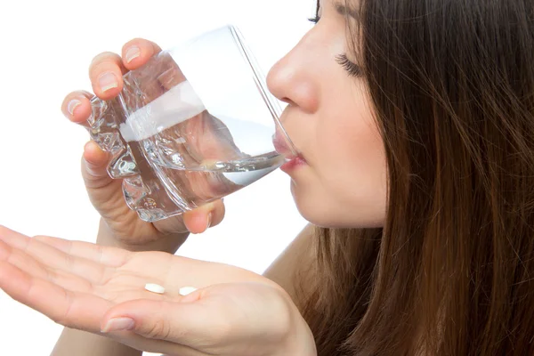 Vrouw met hoofdpijn hand nemen pil geneeskunde Tablet PC- en glas — Stockfoto