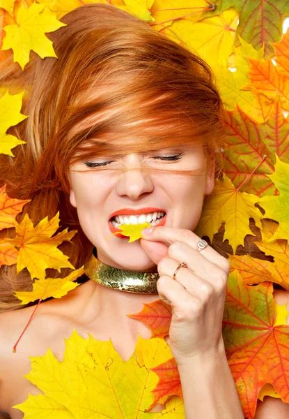 Fashion style happy fall woman smiling joyful holding autumn yel — Stock Photo, Image