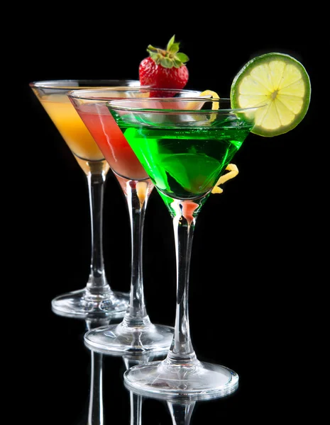 Tre cocktail cosmopoliti decorati con agrumi lem — Foto Stock