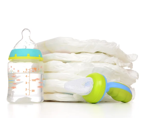 Nieuwe geboren kind stack van luiers tepel fopspeen baby feeding melk — Stockfoto
