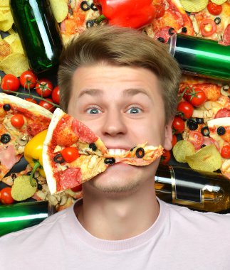 Dilim pizza ağız ile uzanarak adam