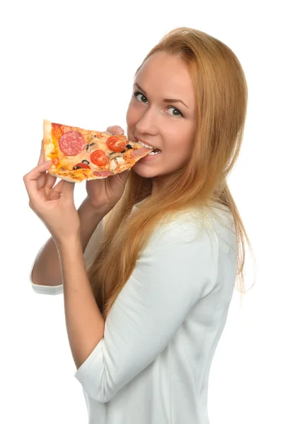 Femme heureuse profiter de manger une tranche de pizza pepperoni avec des tomates — Photo