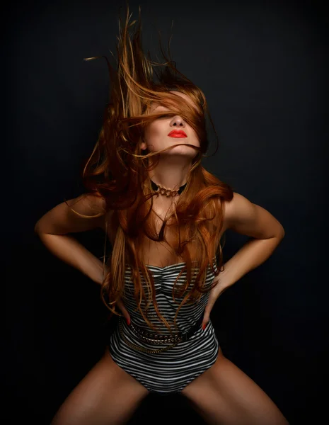 Bela mulher posando dança em pano casual com cabelo ventoso — Fotografia de Stock