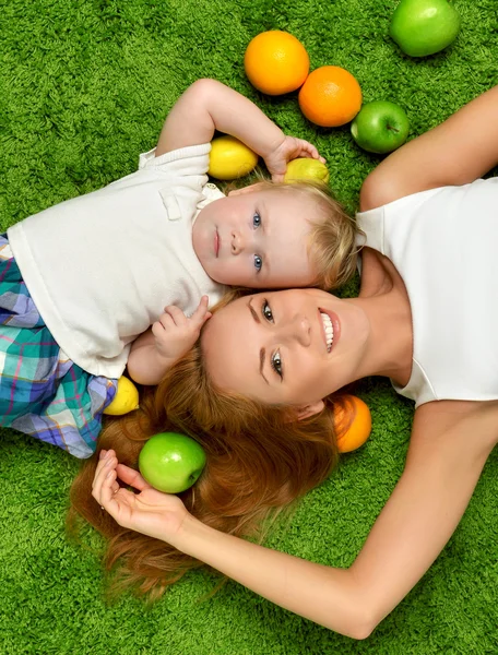 Mother woman and daughter child baby kid girl lying down — Stock Photo, Image