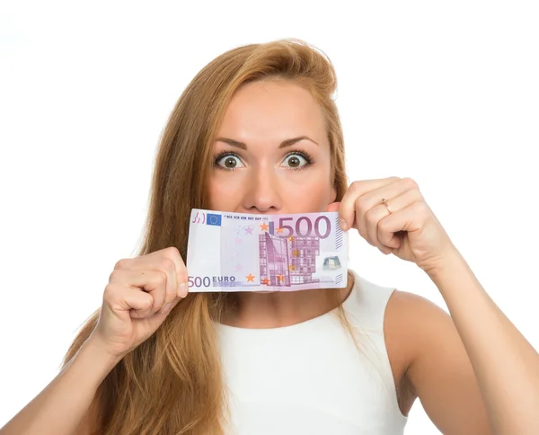 Vrouw bedrijf in contant geld vijfhonderd euro in één nota in han — Stockfoto