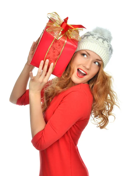 Mujer celebrar rojo Navidad regalo envuelto sonriendo —  Fotos de Stock