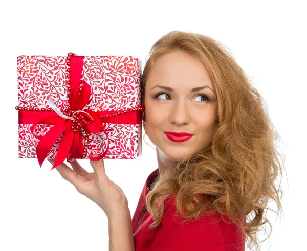 Regalo de Navidad mujer con regalo de Navidad envuelto oliendo hap Imágenes de stock libres de derechos