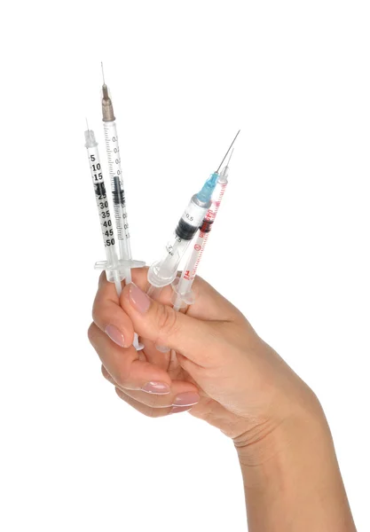 Врачебная рука с медицинскими инсулиновыми шприцами готова к инъекции — стоковое фото