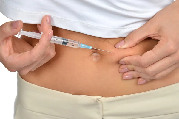 Diabetes paciente insulina inyectada por jeringa con dosis de medicamento —  Fotos de Stock