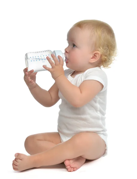 Enfant bébé bébé tout-petit assis et eau potable — Photo