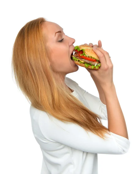 Concepto de comida rápida. Mujer comiendo sabroso bocadillo hamburguesa malsana —  Fotos de Stock