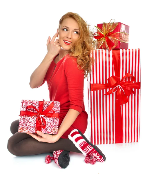 Mujer regalo de Navidad con regalos de Navidad envueltos hap sonriente — Foto de Stock