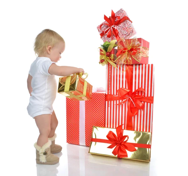 Baby kind baby peuter jongen voorbereiding presenteert geschenken — Stockfoto