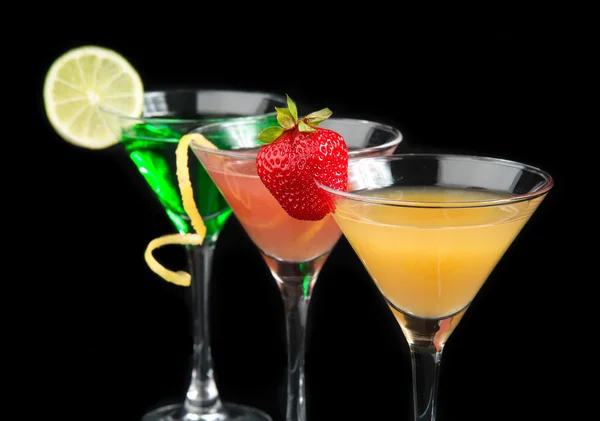 Three cocktails cosmopolitan cocktails decorated with citrus lem — Stock Photo, Image